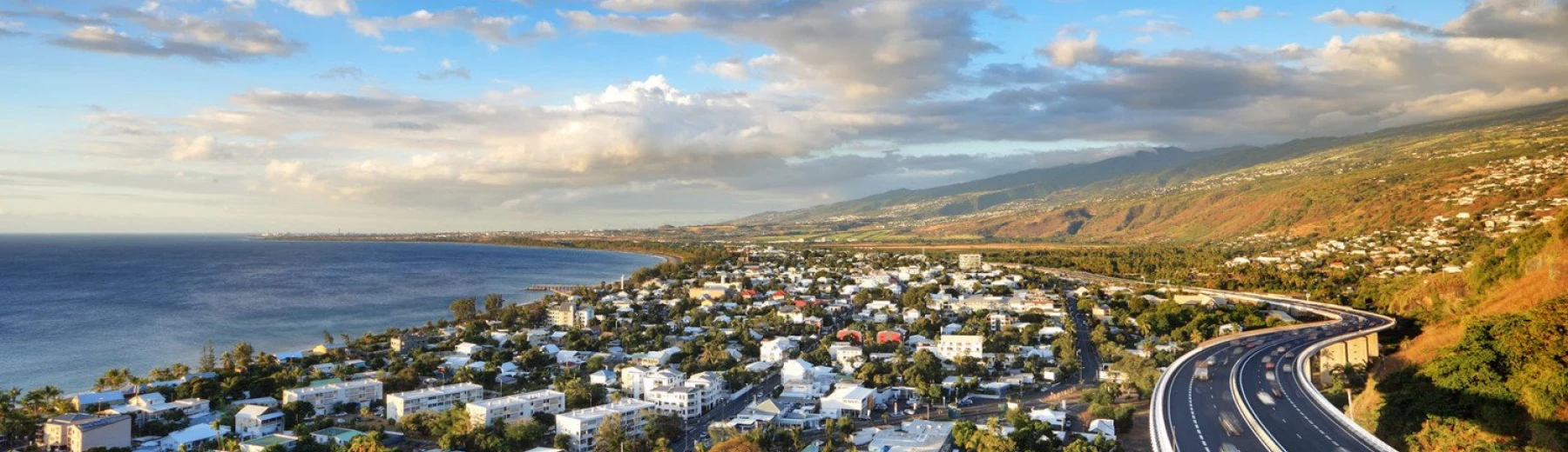 Blick auf Stadt, Meer und Berg auf La Reunion, Copyright: Prod. Numérik - stock.adobe.com