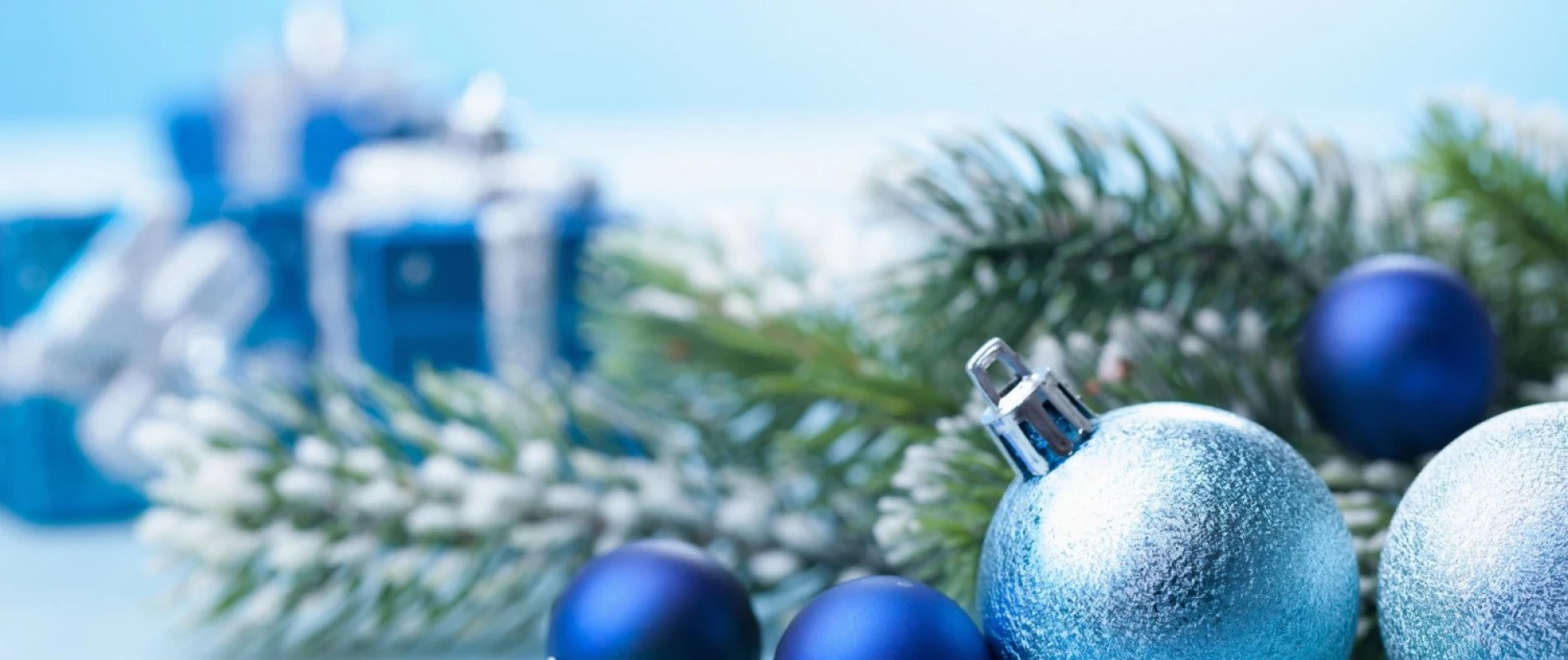 Tannenzweige und blauen Christbaumkugeln, Copyright: canva.com