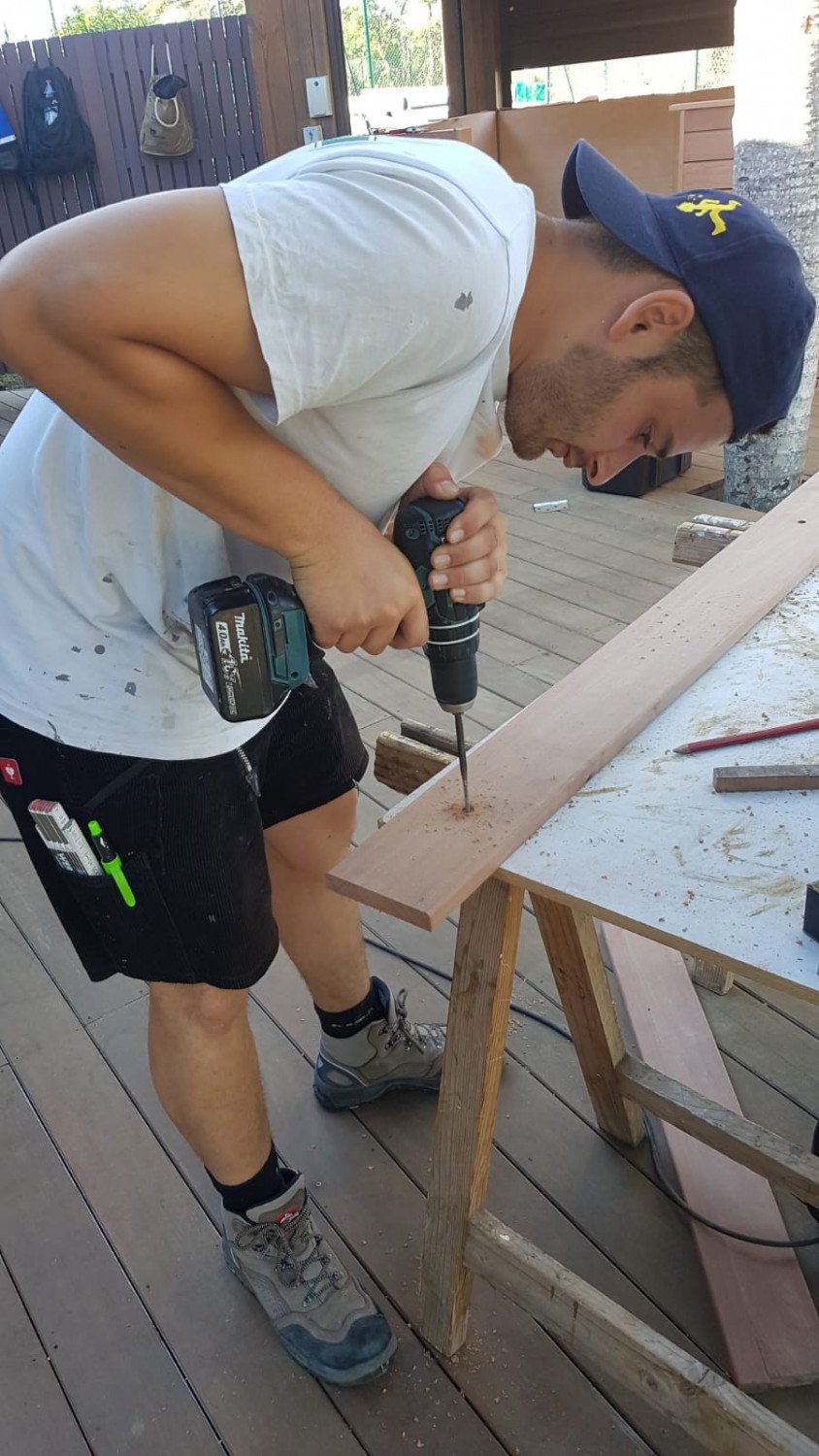 Handwerker bohrt in ein Holzbrett, Copyright: BZB